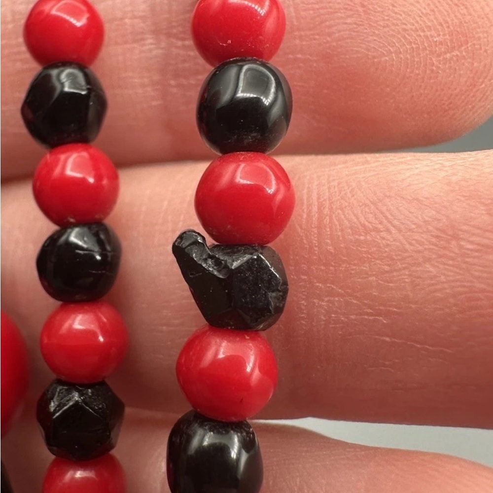 Vintage Black & Red Glass Beaded Necklace ~27” Box Clasp Unsigned *Some Chipped* - Picture 10 of 14